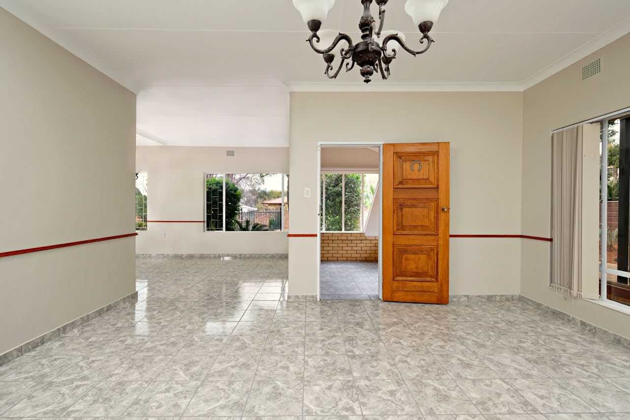 Interieur d'une maison vide à Abidjan prête pour la vente