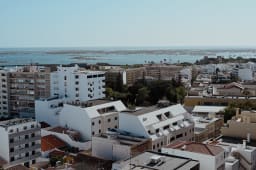 Gestion locative en Côte d'Ivoire: faut-il passer par une agence ou gérer seul?