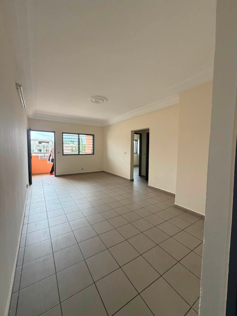Maison 3 pièces bien aérée avec balcon — Angré 8e tranche
