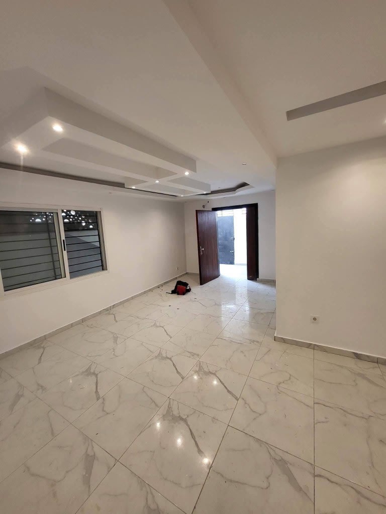 Maison 4 pièces rez-de-chaussée calme et sécurisée — Grand Bassam Modeste
