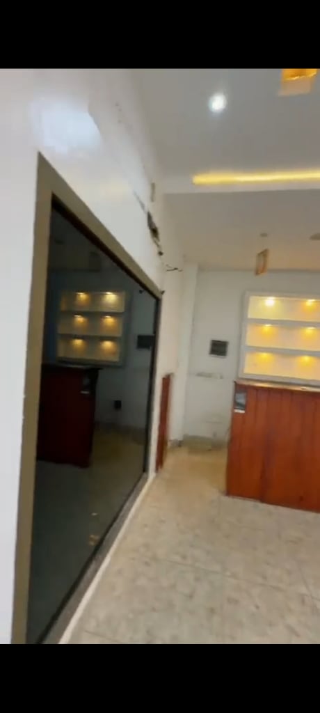 Grand magasin en location