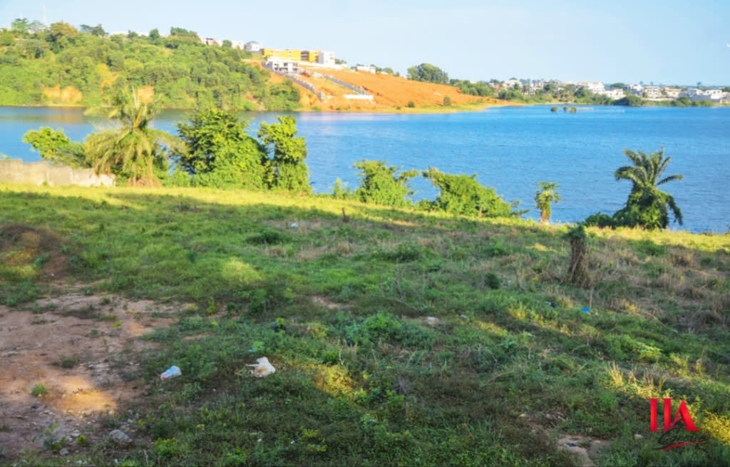 En vente a la Riviera 4 M Badon  un terrain de 3000 m2.