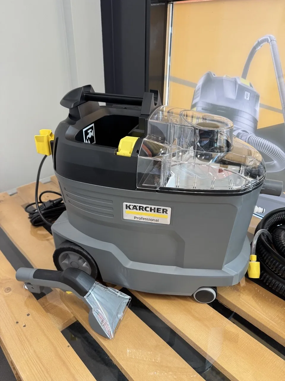 Моющий пылесос Karcher PUZZI 8/1 в аренду