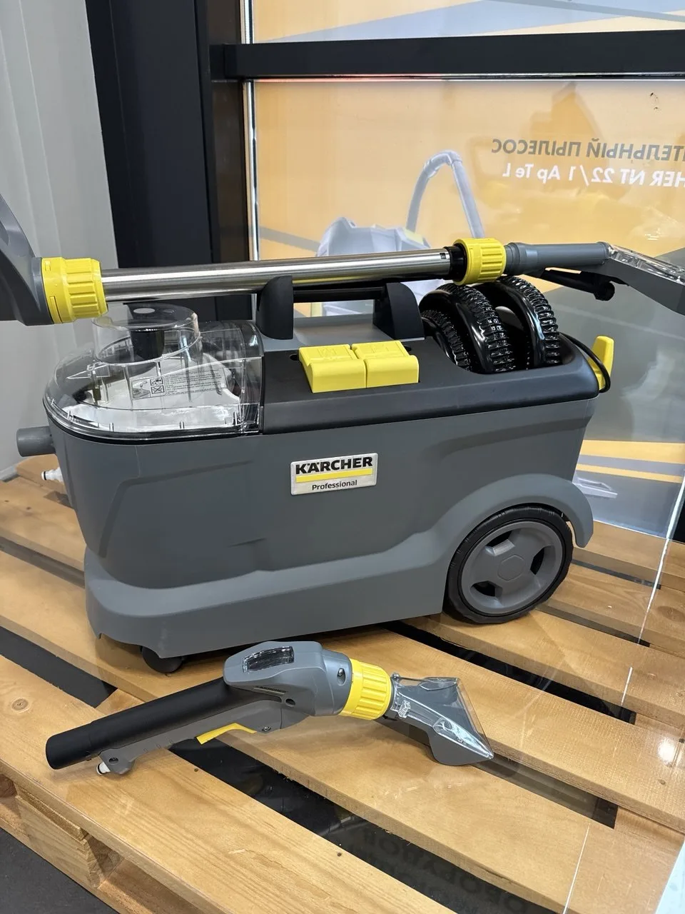 Моющий пылесоса Karcher PUZZI 10/1 в аренду
