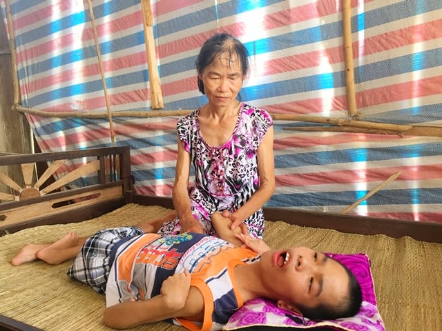 Mẹ khiếm thị, con bại não sống trong túp lều xiêu vẹo