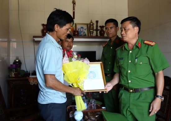 Công an TX. Ba Đồn khen thưởng người dân giúp Công an bắt đối tượng trộm