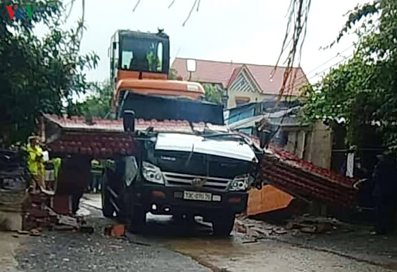 Quảng Ninh: Xe tải húc đổ cổng chào, tài xế tử vong
