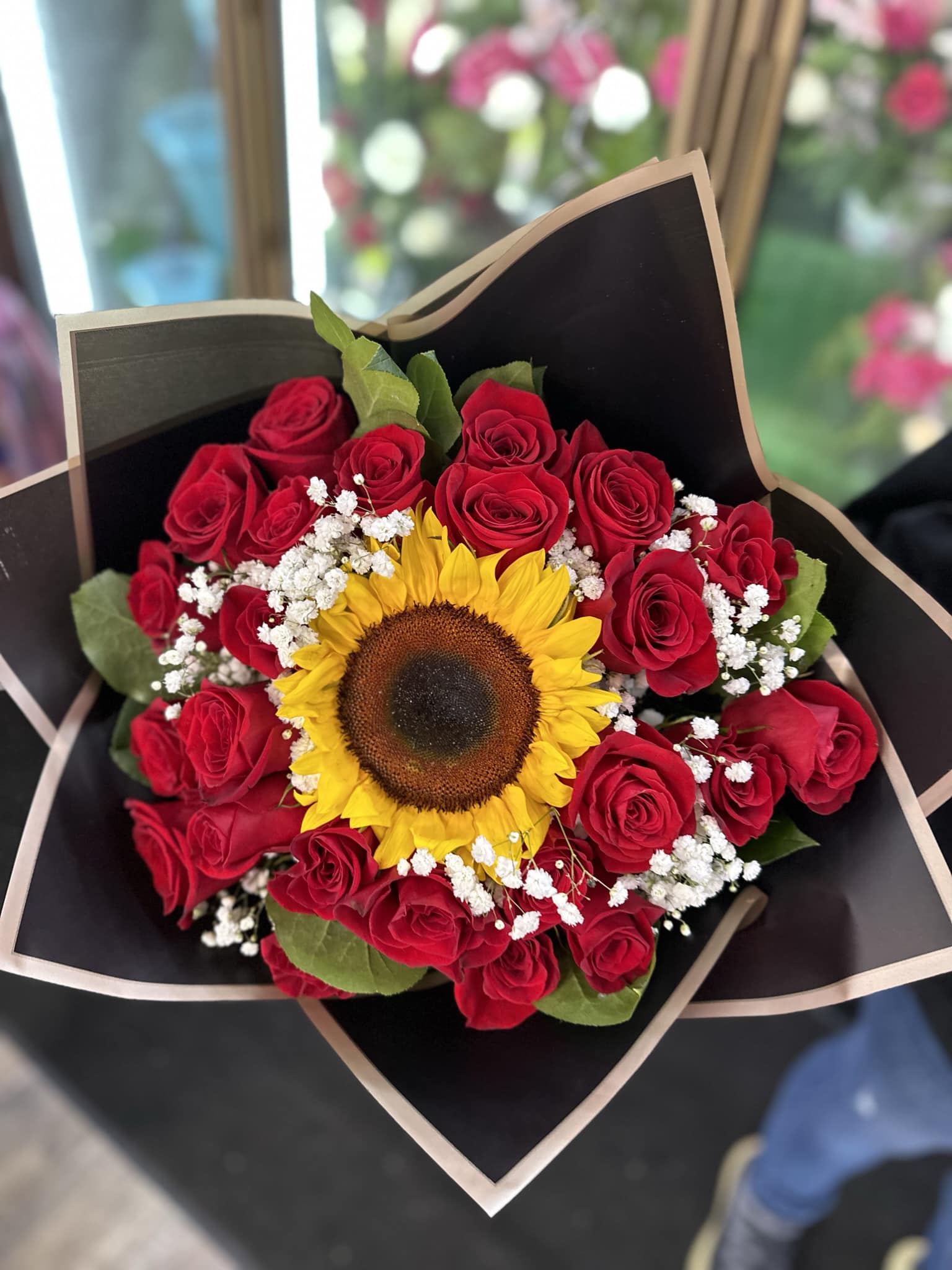 Premium Ramo buchon red with sunflowers