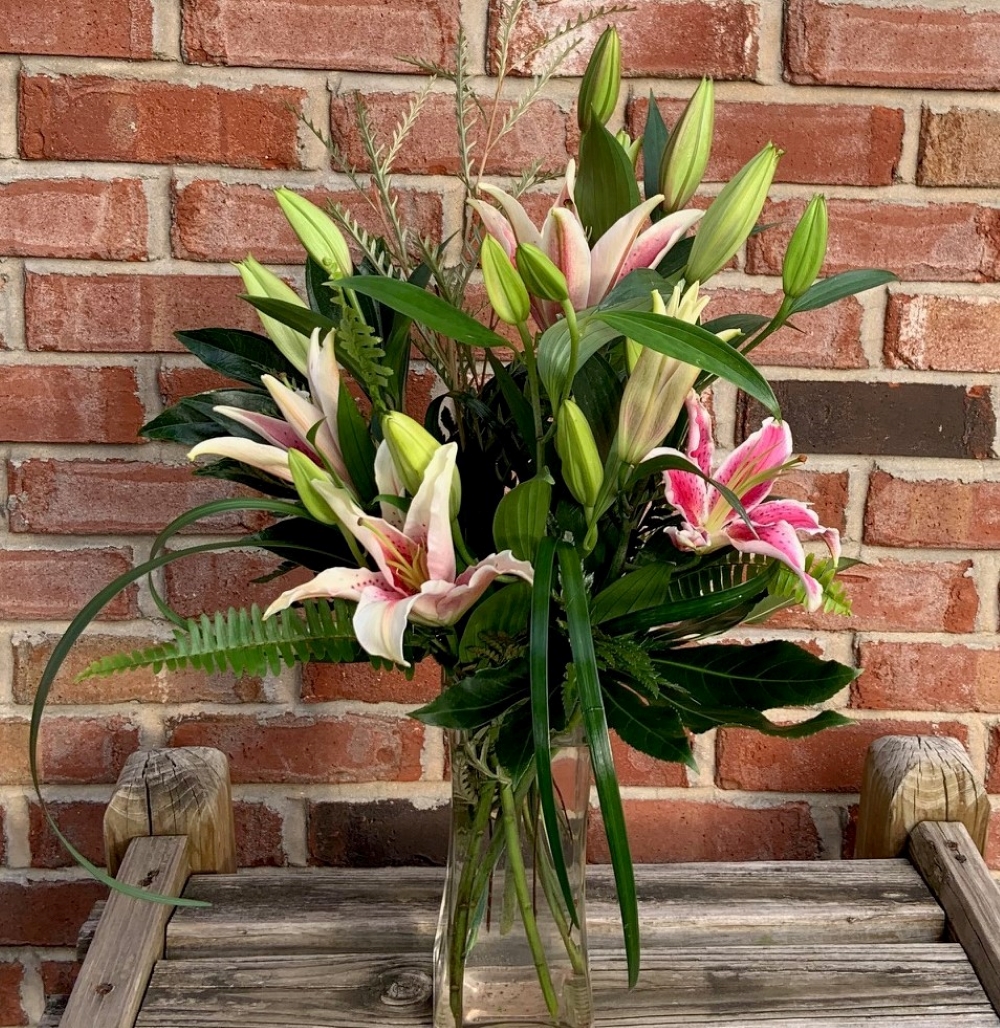 simple flower arrangements with lilies