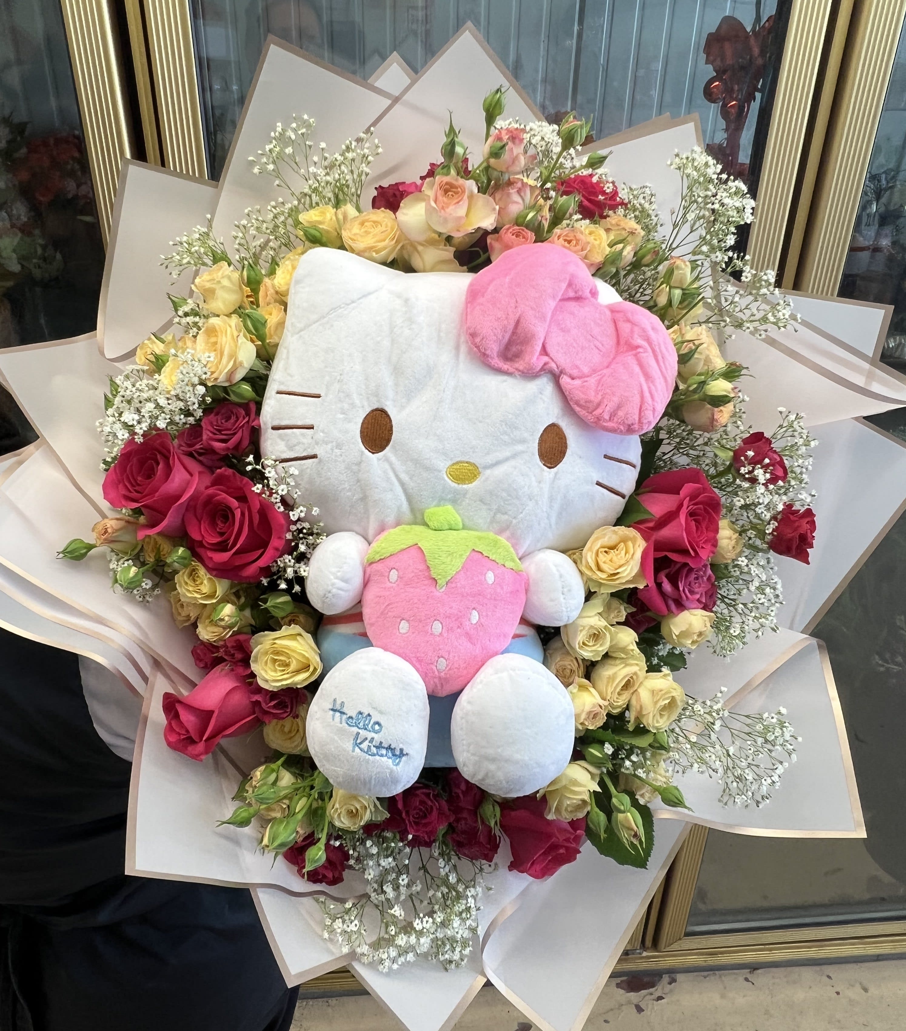 Ramo Buchon 150 Roses Hand Bouquet