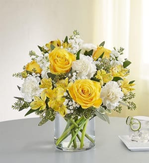 Yellow and White Delight Flower Bouquet