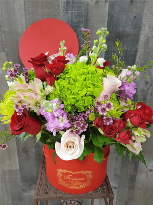 Deluxe Green wonder in Red Forever Hat Box Flower Bouquet