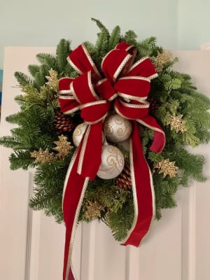 Natural Pine Mix Greens Wreath 26'' + Decorations Flower Bouquet