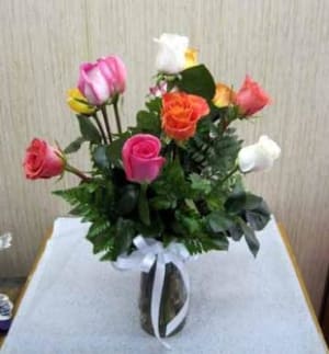 RAMMIX12 - 12 MEDIUM MIXED COLOR ROSE ARRANGED Flower Bouquet