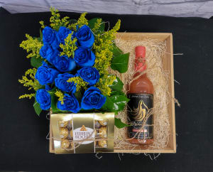 M-19 ARREGLO DE ROSAS, CHOCOLATES Y BOTELLA DE SANGRÍA O VINO Flower Bouquet