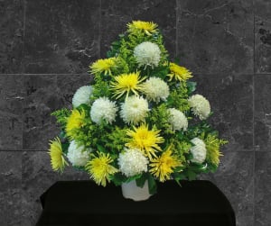 CF-3 Canasta funeral spiders, crisantemos y solidago Flower Bouquet