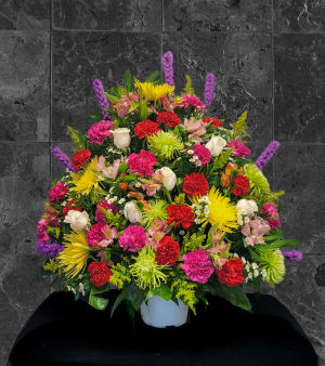 CF-21 Canasta funeral de claveles, rosas, liatris, solidago y spiders Flower Bouquet