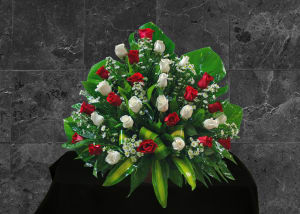 CF-11 Canasta funeral de rosas Flower Bouquet