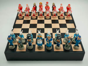 CHESS SET Alice in Wonderland Men on Black & Maple Chest Flower Bouquet