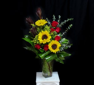 VD-7 Arreglo de girasoles, rosas y solidago Flower Bouquet