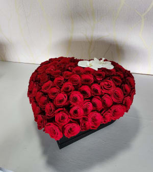 FEEL THE LOVE HEART Flower Bouquet