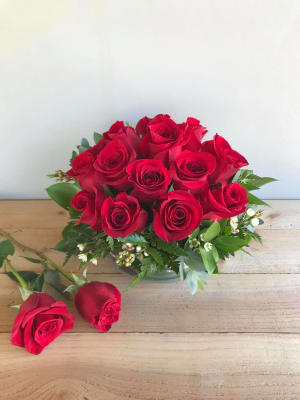 Low Lush 24 Red Roses Posey