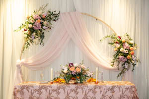 Circle Backdrop - Gold Flower Bouquet