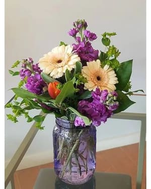 Simple, Rustic Mason Jar Flower Arrangement Simple, Rustic Mason Jar Flower Bouquet