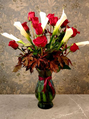 Dozen Red Roses, 6 White Callas, Vased Flower Bouquet