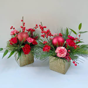 Mini tabletop trio - in Reds Flower Arrangement Mini tabletop trio - in Reds Flower Bouquet