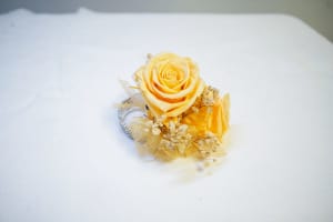 CPR-4 Corsage de rosas y baby breath preservado
