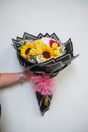 RMG-1 Ramo de graduación de rosas, girasoles, hortensias, pray roses y  baby breath