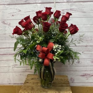 Red Roses in Clear Vase Flower Arrangement Red Roses in Clear Vase Flower Bouquet