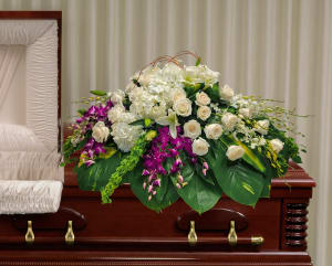 CC-9 Casket cover de rosas, lirios, orquídeas y hortensias Flower Bouquet