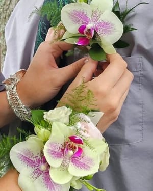 Custom Boutonniere Flower Arrangement Custom Boutonniere Flower Bouquet