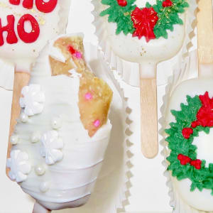 White Xmas Cakesicles Flower Bouquet