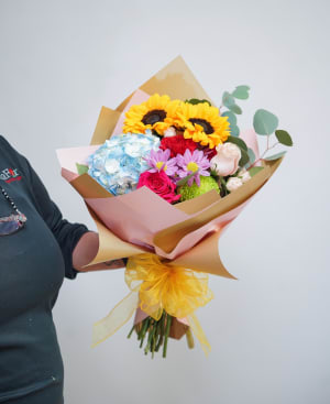 VA-2 Bouquet de girasoles, hortensias, rosas, margaritas y spiders