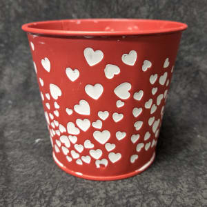 ARVD13- RED TIN WITH WHTIE HEARTS