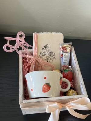 Strawberry Blush Gift Box Flower Bouquet