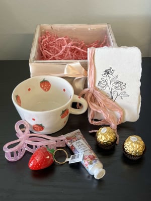 Strawberry Blush Gift Box Flower Bouquet