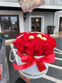 Hat box with flowers 'Bouquet of 19 red roses in a box' - order and send  for 51 $ with same day delivery - MyGlobalFlowers