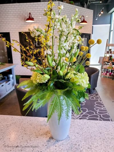 Traditional Style Floral Arrangement - Glass Vase