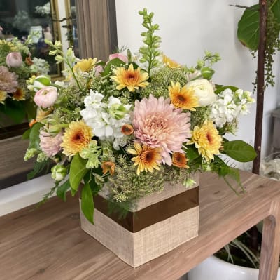 Florist 90022 | 90022 Flower Delivery by Love, Lyn Flowers Florist