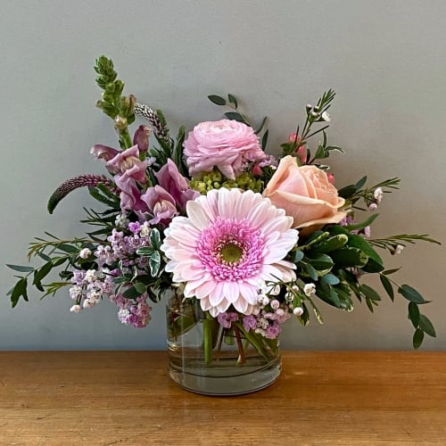 Flower. Florist V8Z 7Z6 | V8Z 7Z6 Flower Delivery by Poppies Floral
