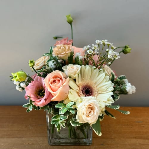 Florist V8V 1m1 | V8V 1m1 Flower Delivery by Poppies Floral Art