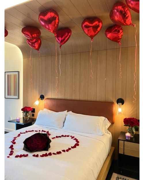 Romance room package with roses and balloons