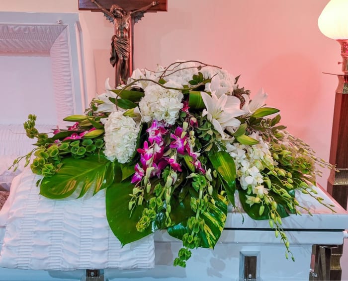 CC-5 Casket cover de hortensias, lirios y orquídeas con cinta impresa