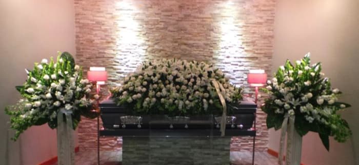 SC-23 Set funeral de rosas, stocks, lirios y orquídeas con cinta impresa