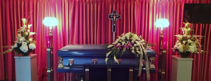 SC-28 Set funeral de rosas, lirios cala, hortensias, orquídeas y lirios, incluye casket cover y arreglos de los lados