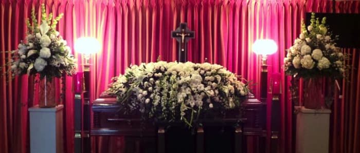 SC-24 Set funeral de rosas, lirios, gladiolas, hortensias, lirios cala y orquídeas con cinta impresa